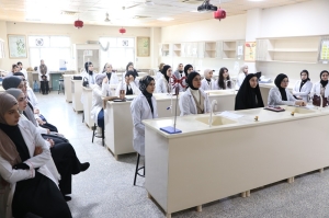 كلية الصيدلة تنظم محاضرة توعوية حول أهمية توعية الطالبات بالمواد الكيميائية المسرطنة