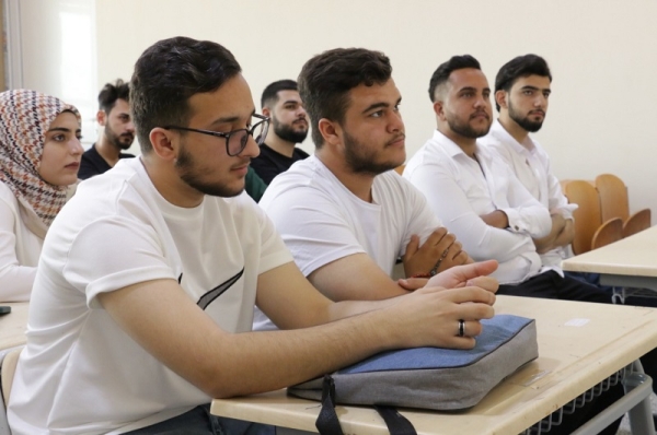 مع اطلالة اليوم الأول من العام الدراسي الجديد.. كليات جامعة كركوك تتزيّن بطلبتها مجدداً